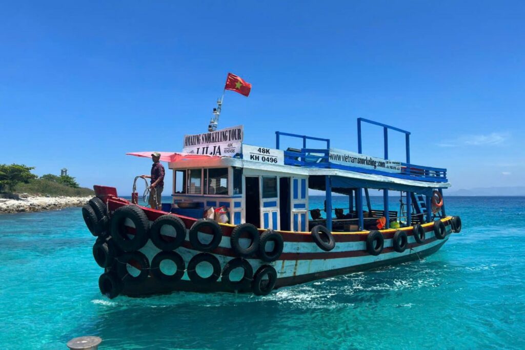 Dịch Vụ Cho Thuê Tàu Gỗ Du Lịch