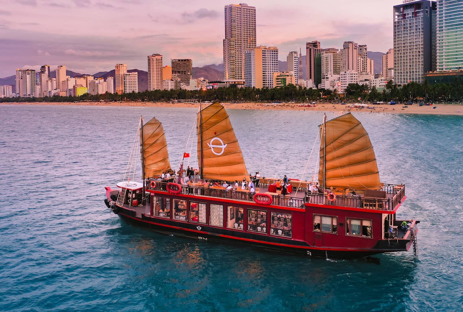 Hành trình khám phá vịnh Nha Trang cùng Du thuyền Emperor Cruises (Day Cruise)